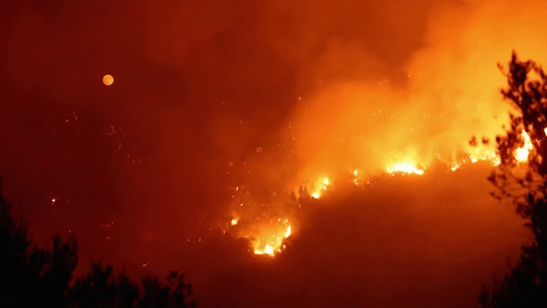 Hy Lạp gặp khó trong kiểm soát 50 đám cháy rừng
