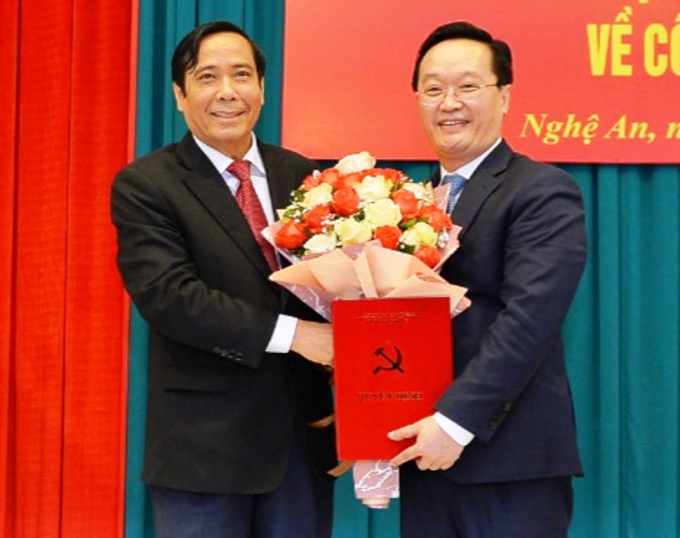 Ông Nguyễn Thanh Bình, Phó Trưởng ban Thường trực Ban Tổ chức Trung ương trao Quyết định bổ nhiệm cho ông Nguyễn Đức Trung. Ảnh: Báo NA.