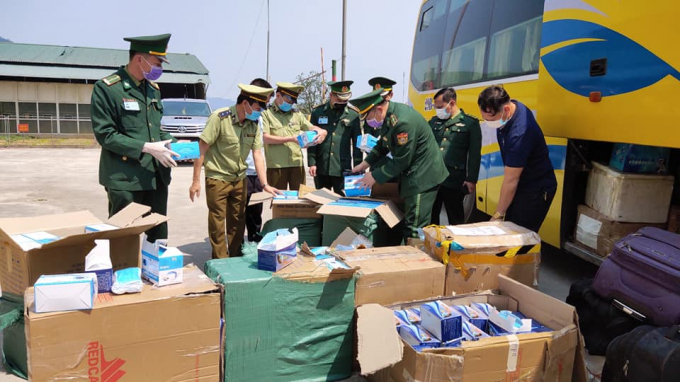 Gần 30.000 chiếc khẩu trang bị chặn lại khi đang trên đường vận chuyển sang Lào. Ảnh: Thế Mạnh.