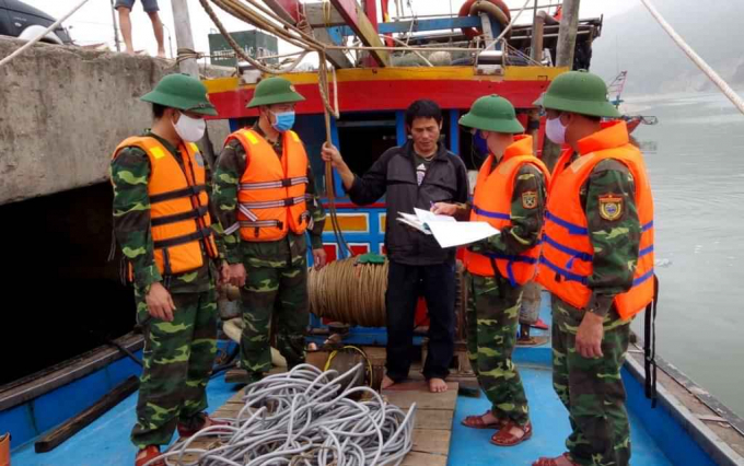 Chiếc tàu từ Thanh Hóa vào Hà Tĩnh khai thác hải sản bất hợp pháp thì bị lực lượng chức năng bắt giữ. Ảnh: Thế Mạnh.