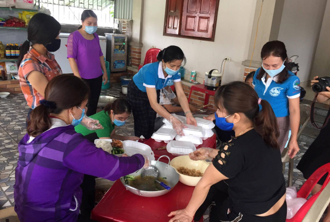 Hội phụ nữ thị trấn Nghèn, huyện Can Lộc chăm lo bữa ăn cho người dân các điểm cách ly tập trung. Ảnh: Gia Hưng.