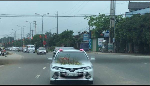 Hình ảnh đoàn xe rước dâu con trai Phó Giám đốc BV huyện Hương Khê vào ngày 31/3. Ảnh: Huy Hùng.