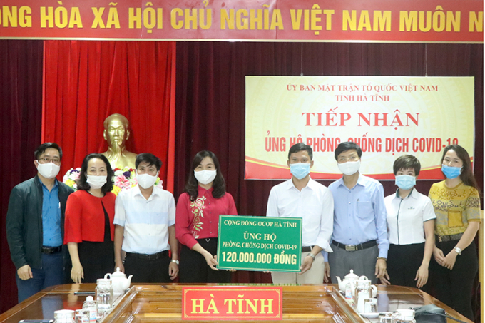 Đại diện Văn phòng NTM Hà Tĩnh trao 120 triệu đồng ủng hộ phòng chống dịch Covid-19. Ảnh: Ngô Thắng.