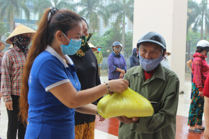 Gần 5 tấn gạo đã được cây ATM của Hội Doanh nhân trẻ Hà Tĩnh phát cho người dân trong sáng 22/4. Ảnh: Gia Hưng.