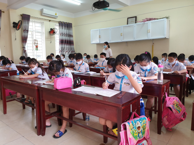 Học sinh ở Hà Tĩnh trở lại trường học sau kỳ nghỉ dài do ảnh hưởng dịch Covid-19. Ảnh: Thanh Nga.