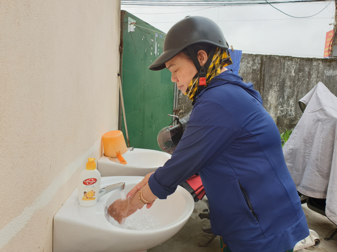 Bồn rửa tay được Trường Tiểu học Nam Hà lắp đặt thêm tại cổng trường để phòng dịch. Ảnh: Thanh Nga.