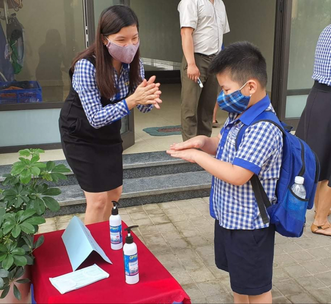 Các em học sinh đã ý thức được việc thường xuyên rửa tay, sát khuẩn trước khi vào lớp học. Ảnh: Thanh Nga.