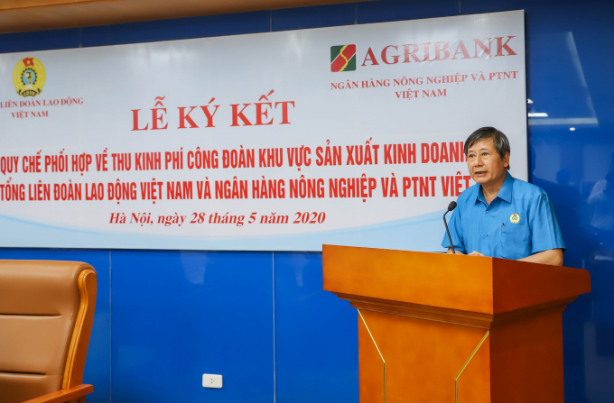 Phó Chủ tịch thường trực Tổng LĐLĐ Việt Nam đánh giá cao các dịch vụ tiện ích của Agribank. Ảnh: Văn Vinh.