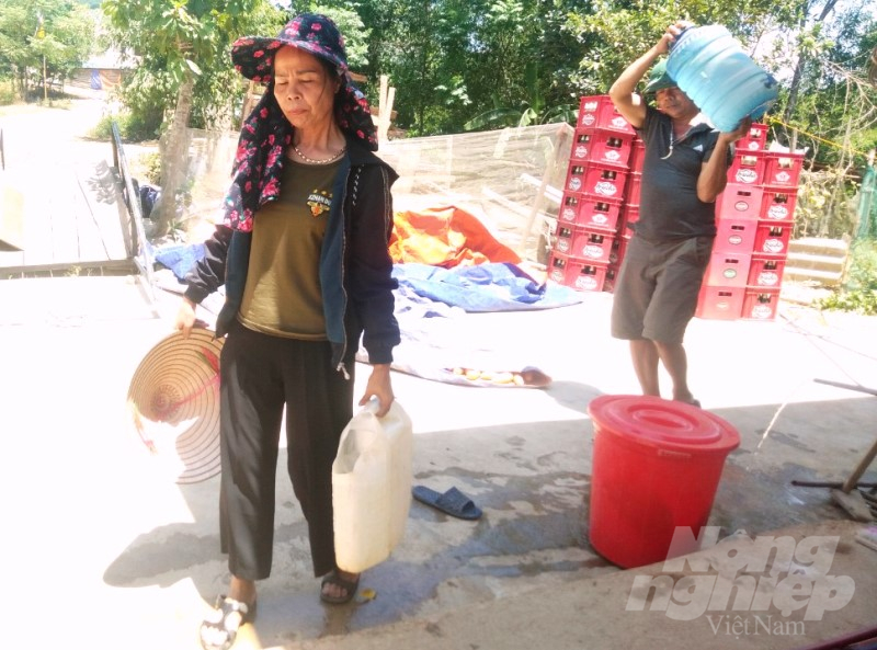 Hơn 600 hộ dân trên địa bàn Hương Khê đảo lộn cuộc sống vì thiếu nước sinh hoạt. Ảnh: Thanh Nga. 