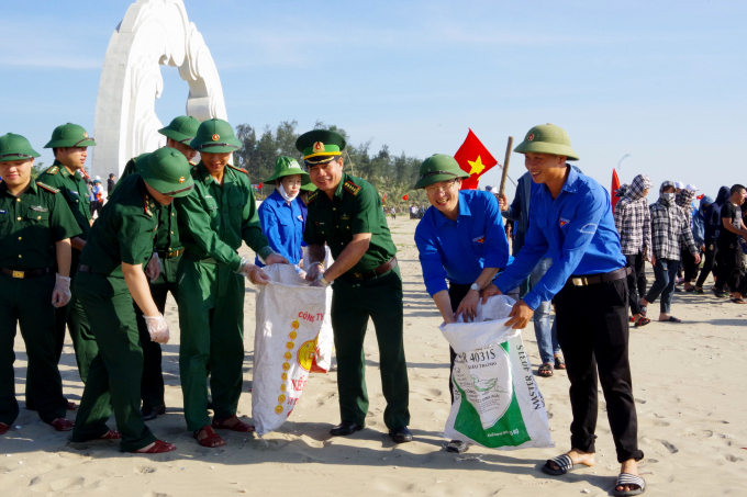 Các đoàn viên thanh niên Bộ đội Biên phòng ra quân làm sạch biển hưởng ứng chiến dịch tình nguyện hè năm 2020. Ảnh: Minh Toàn.