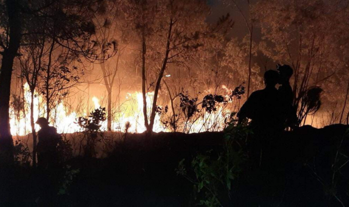 Sau nhiều giờ bùng phát trở lại, vụ cháy rừng ở xã Sơn Trà đã được khống chế. Ảnh: Gia Hưng.