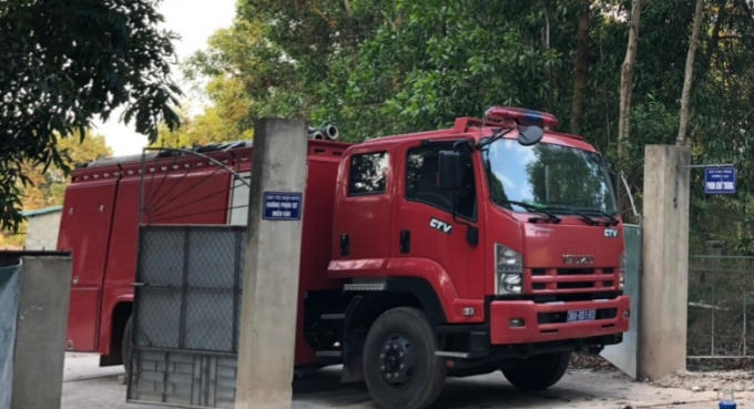 Xe chữa cháy được điều động đến hỗ trợ dập lửa bảo vệ trang trại nái ở xã Sơn Long. Ảnh: Gia Hưng.