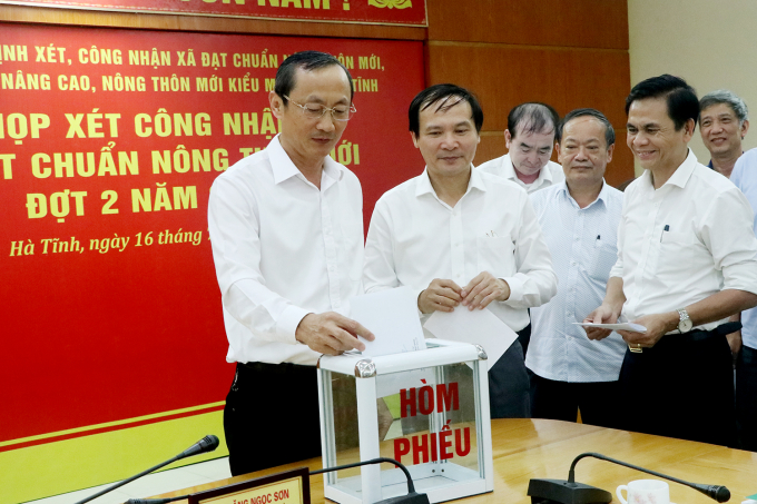 Các thành viên Hội đồng thẩm định xét, công nhận xã đạt chuẩn NTM đợt 2 năm 2020 tỉnh Hà Tĩnh bỏ phiếu công nhận xã Cẩm Nhượng và Cẩm Thịnh đạt chuẩn NTM. Ảnh: N.Thắng.