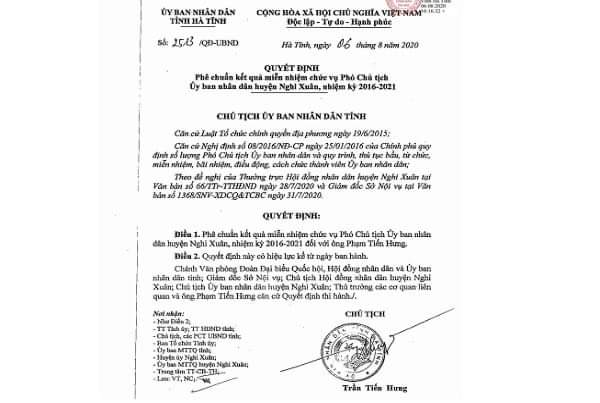 Quyết định miễn nhiệm chức vụ Phó Chủ tịch huyện đối với ông Phạm Tiến Hưng. Ảnh: Gia Hưng.