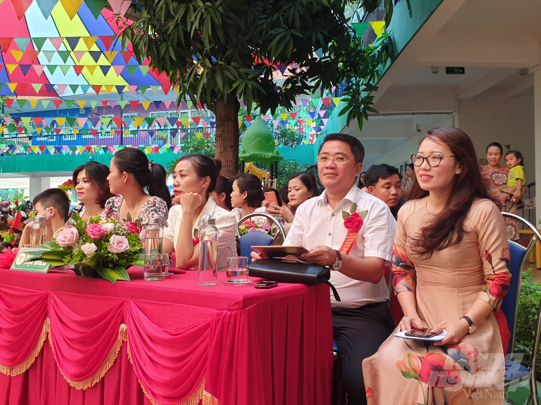 Cô Nguyễn Thị Nhung (bên phải) cho biết, hơn một tháng nay nhà trường đầu tư hàng trăm triệu đồng chỉnh trang trường lớp, mua sắm dụng cụ học tập phục vụ công tác dạy và học. Ảnh: Thanh Nga.