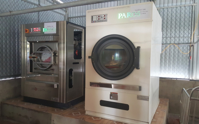 Bộ máy giặt, máy sấy có giá gần 3 tỷ đồng tại Bệnh viện đa khoa huyện Đức Thọ. Ảnh: H.A.