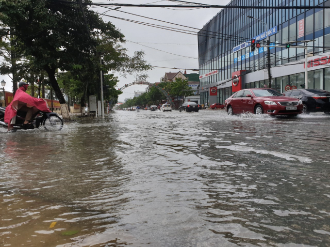 Các tuyến đường Nguyễn Du, Phan Đình Phùng, Nguyễn Công Trứ, Hải Thượng Lãn Ông… (TP Hà Tĩnh) gần như thất thủ sau các trận mưa lớn do hoàn lưu bão số 5. Ảnh: Thanh Nga.