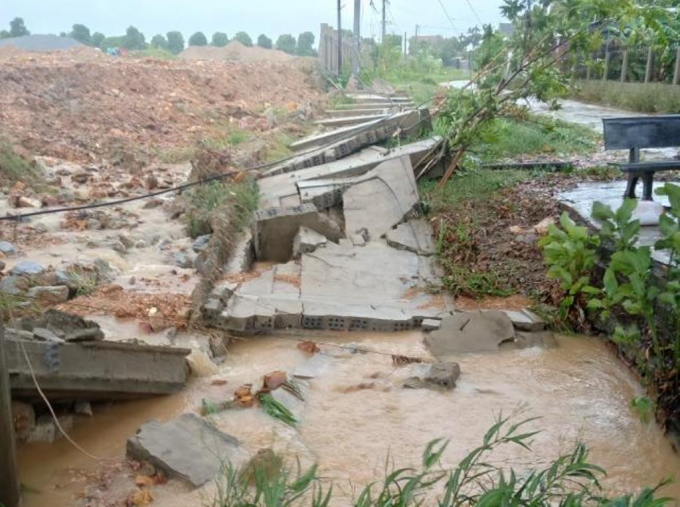 Hoàn lưu bão số 5 cũng xô đổ tường rào của nhà dân ở phường Thạch Linh, TP Hà Tĩnh. Ảnh: Gia Hưng.