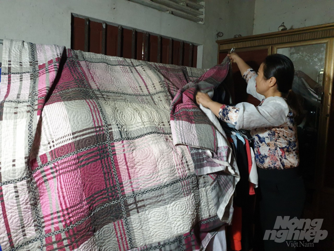 Quần áo treo trong nhà nhưng người dân phải phủ ri đô che bụi gỗ từ NM Thanh Thành Đạt. Ảnh: Thanh Nga.