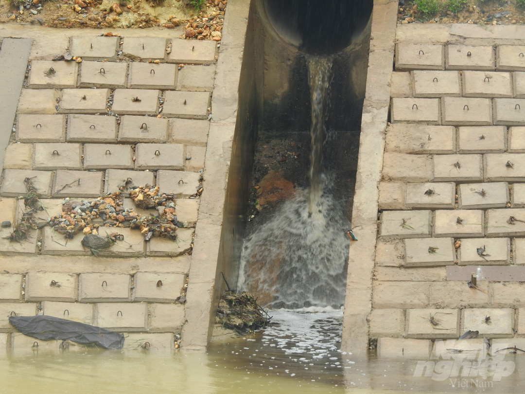 Hình ảnh đường ống xả nước đen nâu và sủi bọt tại Nhà máy Thanh Thành đạt sáng 20/9. Ảnh: Thanh Nga.