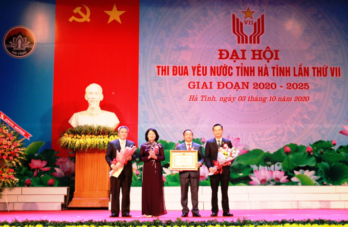 Phó Chủ tịch nước trao tặng bằng khen của Thủ tướng Chính phủ cho tỉnh Hà Tĩnh vì đã có thành tích trong công tác năm 2019. Ảnh: Gia Hưng.