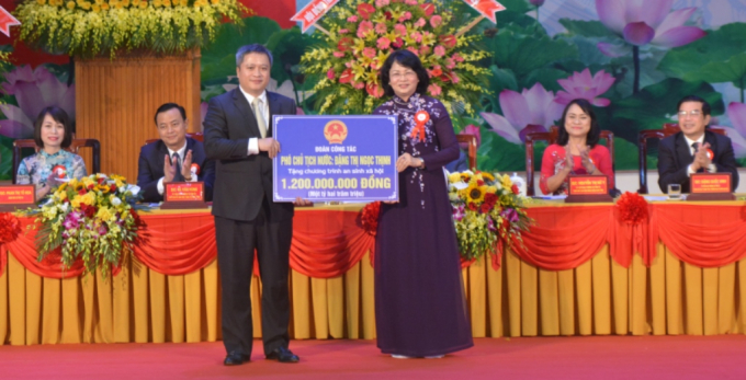 Phó Chủ tịch nước Đặng Thị Ngọc Thịnh trao 1,2 tỷ đồng hỗ trợ Hà Tĩnh thực hiện các hoạt động an sinh xã hội. Ảnh: Gia Hưng.