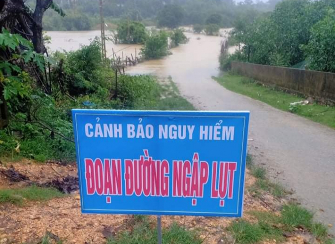 Một tuyến đường khác bị ngập sâu. Ảnh: Gia Hưng.