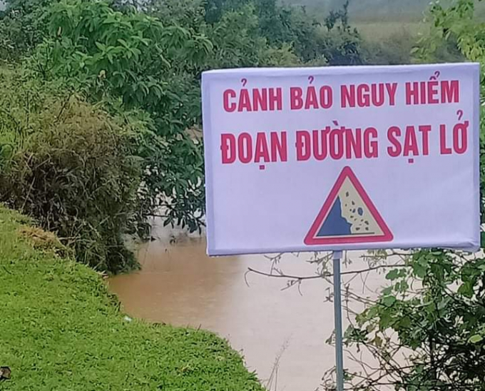 Một tuyến đường ở Hương Khê bị sạt lở do mưa lũ. Ảnh: Gia Hưng.