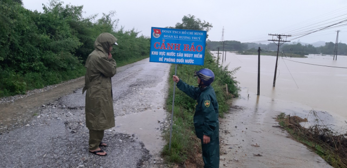 Chính quyền huyện Hương Khê khuyến cáo người dân không liều mình đi vào đoạn đường ngập nước. Ảnh: Gia Hưng.