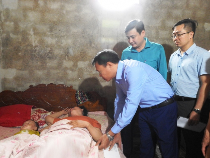 Ông Thái Ngọc Hải, Phó Chủ tịch Ủy ban MTTQ tỉnh Hà Tĩnh động viên, thăm hỏi gia đình nạn nhân tử nạn tại thủy điện Rào Trăng 3. Ảnh: Gia Hưng.