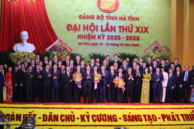 Thủ tướng Chính phủ Nguyễn Xuân Phúc chúc mừng thành công của Đại hội. Ảnh: Đức Hùng.