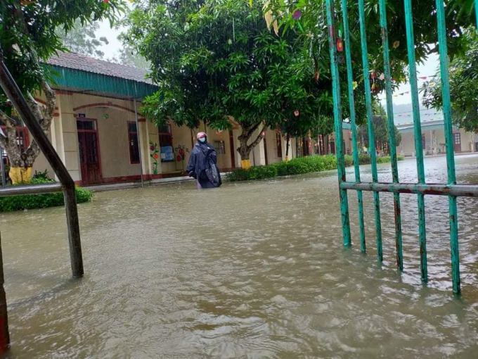 Một góc trường học ở huyện Can Lộc bị lũ bao vây. Ảnh: Gia Hưng.