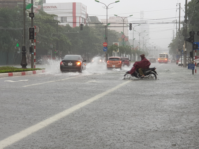 Trên quốc lộ 1A phương tiện giao thông cũng rất chật vật mới di chuyển được.