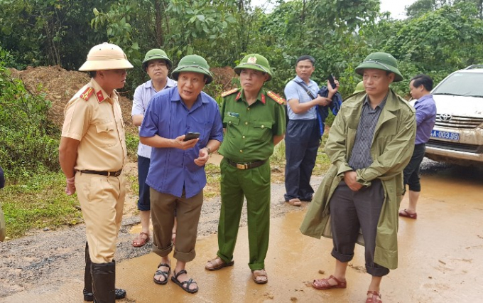 Ông Hà Sỹ Đồng, Phó Chủ tịch UBND tỉnh Quảng Trị đã trực tiếp chỉ đạo lực lượng chức năng thông đường để tiếp cận hiện trường tìm kiếm khoảng 22 chiến sĩ nghi bị đất đá vùi lấp. 