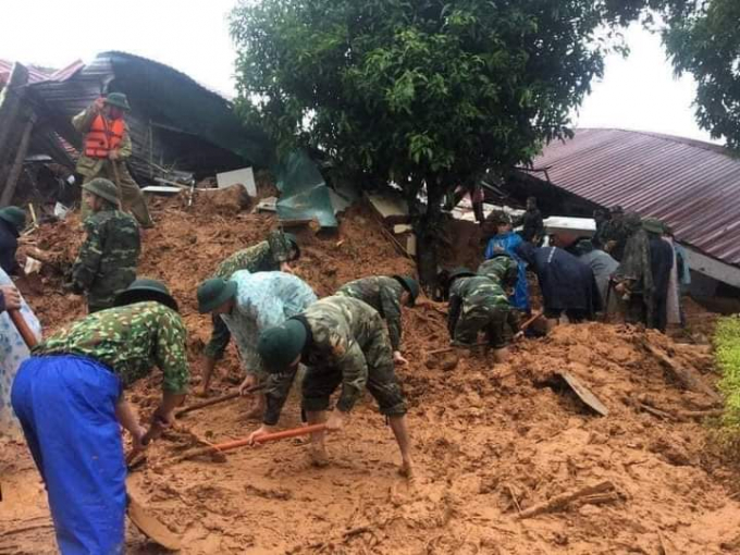 Việc tìm kiếm, cứu hộ cứu nạn các chiến sĩ đang phải thực hiện thủ công do xe máy cỡ lớn chưa thể tiếp cận được.