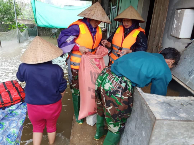 Bà con tập trung chạy đua thời gian. Họ lo ngại lũ lớn sẽ lên trong đêm nay.