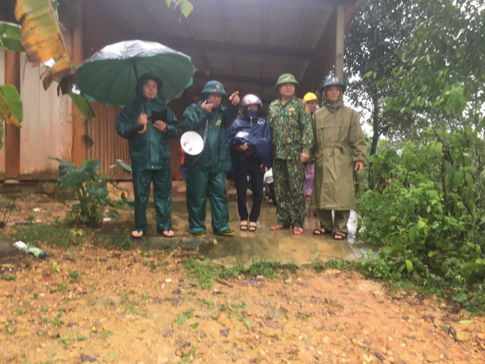 Tại xã Hương Lâm, huyện Hương Khê xảy ra một điểm sạt lở đất, ông Ngô Xuân Ninh, Chủ tịch UBND huyện Hương Khê trực tiếp chỉ đạo lực lượng chức năng di dời 5 hộ dân.