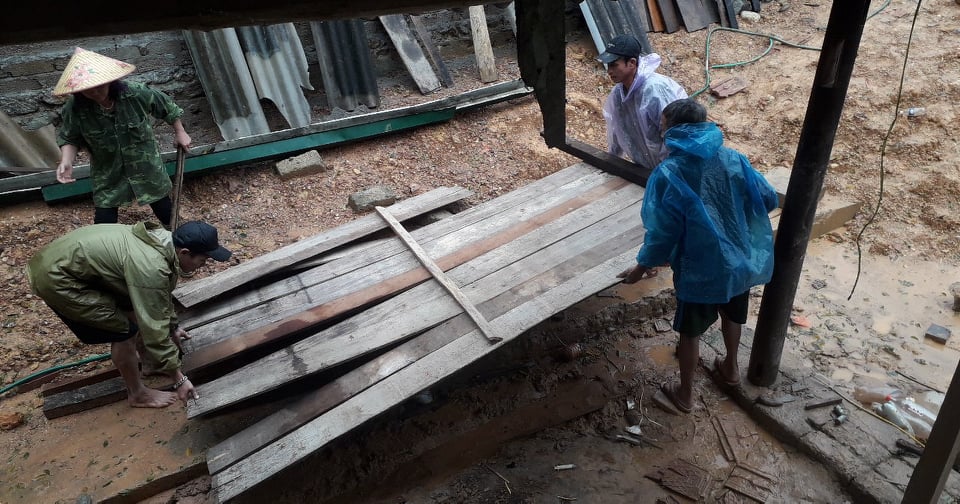 Ngôi nhà trũng thấp của một hộ dân ở xã Sơn Kim 2 lo ngại lũ quét nên tháo luôn cả phên gỗ đi gửi nhà kiên cố. Ảnh: Gia Hưng.