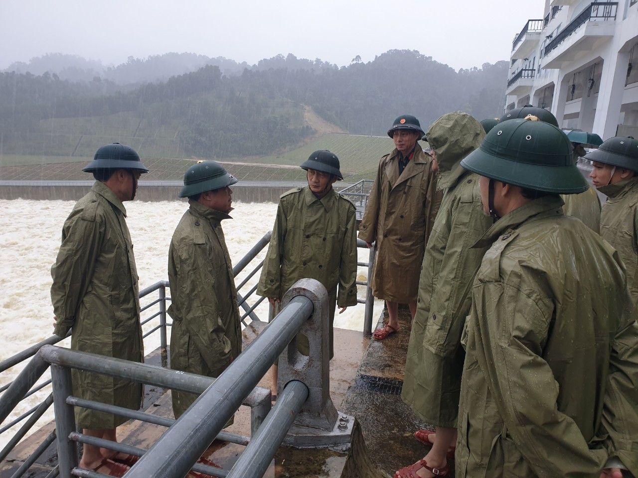 Sáng nay ông Đặng Ngọc Sơn (thứ 3 từ trái sang), Phó Chủ tịch UBND tỉnh Hà Tĩnh đã đi kiểm tra, chỉ đạo công tác vận hành hồ chứa nước Ngàn Trươi. Ảnh: Gia Hưng. 