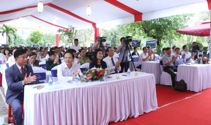 Hơn 200 đại biểu tham dự lễ công bố VQG Vũ Quang là 'vườn di sản ASEAN'. Ảnh: T.Nga.