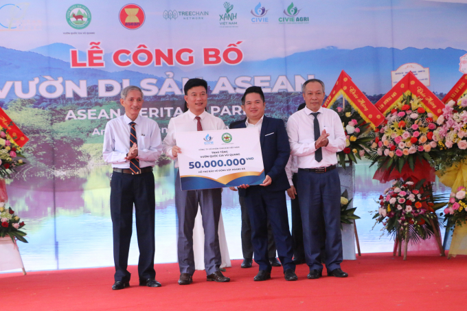 Tại lễ công bố, một số tổ chức, doanh nghiệp đã hỗ trợ một phần kinh phí cho VQG Vũ Quang bảo vệ động vật hoang dã, bảo tồn đa dạng sinh học trong khu vực rừng do đơn vị quản lý. Ảnh: T.Nga.
