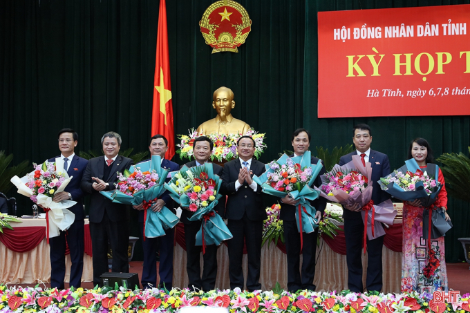 Thường trực Tỉnh ủy tặng hoa chúc mừng các đồng chí vừa được bầu cử các chức danh của HĐND và UBND tỉnh Hà Tĩnh. Ảnh: Gia Hưng.
