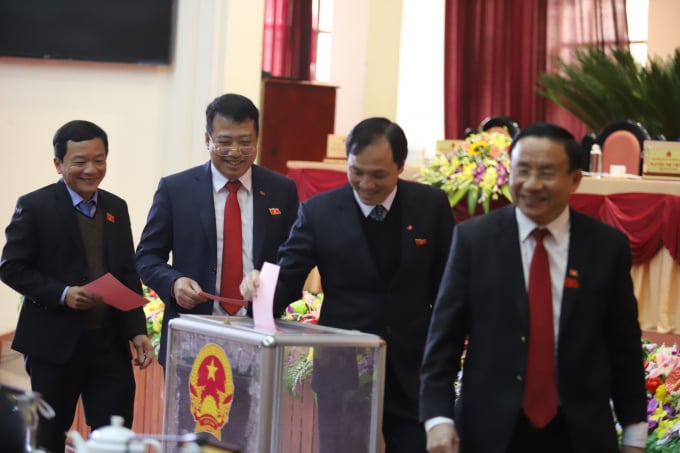 Các đại biểu HĐND tỉnh Hà Tĩnh bỏ phiếu bầu các chức danh chủ chốt HĐND tỉnh, nhiệm kỳ 2016 - 2021. Ảnh: Gia Hưng.