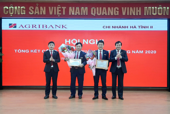 Lãnh đạo Agribank Hà Tĩnh II trao thưởng cho các tập thể hoàn thành xuất sắc nhiệm vụ kinh doanh năm 2020. Ảnh: Thanh Nga.