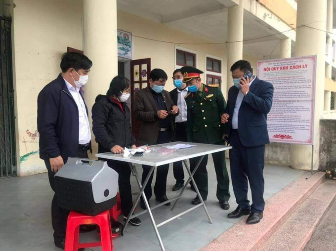 Lực lượng chức năng kiểm tra tại khu cách ly huyện Hương Khê.