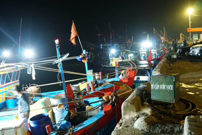 Mờ sáng, khi mặt trời chưa tỏ hàng chục tàu thuyền lớn nhỏ của ngư dân Hà Tĩnh và các tỉnh lân cận như Thanh Hóa, Nghệ An, Quảng Ngãi... đã cập bến lấp đầy khu neo đậu cảng cá Cửa Sót, huyện Lộc Hà.