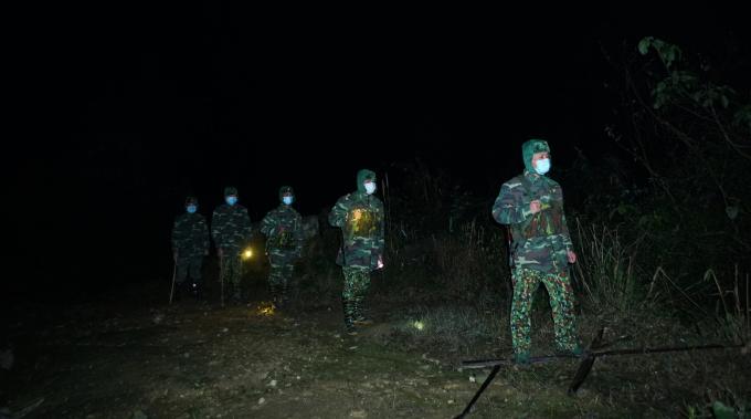 Trước đêm giao thừa, nhiệt độ tại các chốt kiểm dịch có lúc xuống dưới 4 độ C khiến việc tuần tra hàng chục km đường biên giới giữa Việt Nam và Lào cực kỳ khó khăn, nguy hiểm.