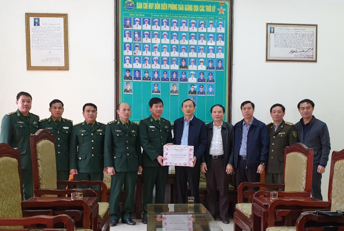 Thấu hiểu những gian khổ của lực lượng Bộ đội Biên phòng, lãnh đạo tỉnh Hà Tĩnh đã trực tiếp đến Đồn Biên phòng Bản Giàng tặng quà, chúc tết các cán bộ, chiến sỹ.