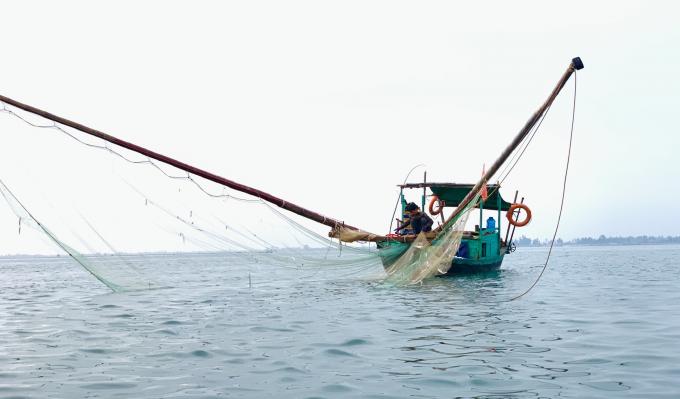 Tàu cá của ngư dân Hà Tĩnh chủ yếu là tàu nhỏ, khai thác vùng lộng nên việc ngăn chặn triệt để khai thác thủy sản hủy diệt gặp nhiều khó khăn. Ảnh: T.Phùng.