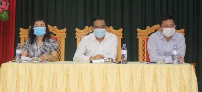 Lãnh đạo tỉnh Hà Tĩnh tổ chức họp khẩn triển khai các biện pháp cấp bách phòng chống dịch sau khi phát hiện 2 ca tái dương tính trong cộng đồng. Ảnh: Hữu Đồng.